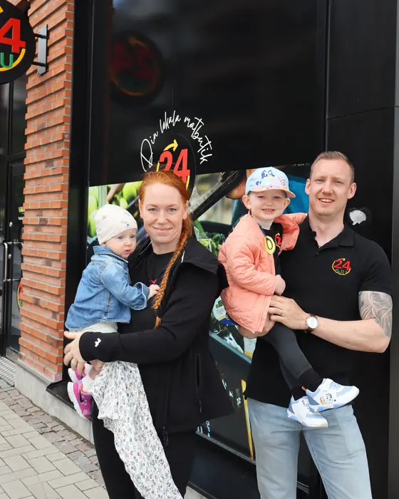A family outside the 24SJU store in Oceanhamnen