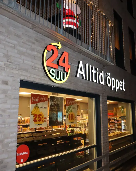 24SJU Örgryte with its Alltid öppet sign lit up at night